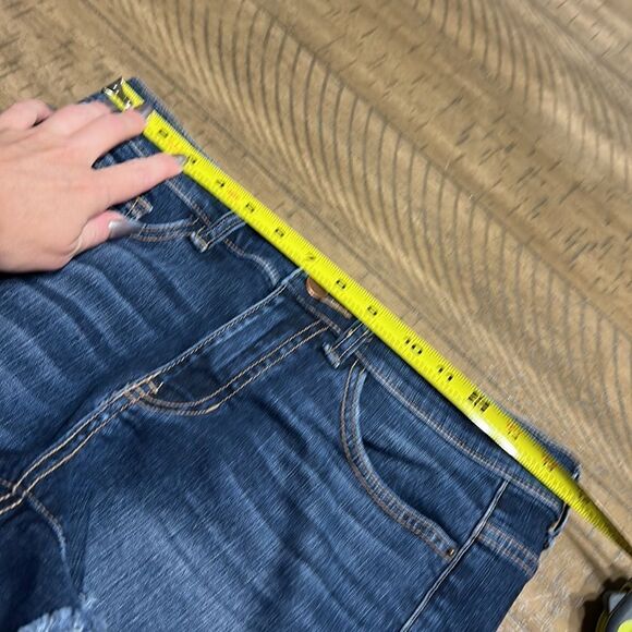 Francesca’s Harper stretch denim shorts size 28. Cut off, slightly distressed. - Picture 8 of 10